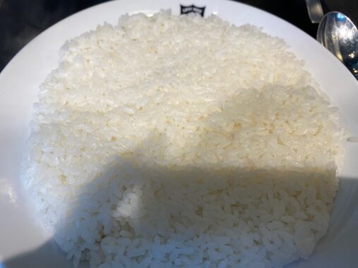 平たいさらにライスも平らに盛り付けられている